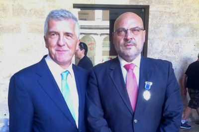 Javier Darío Mercado, con la medalla de la Generalitat (a la derecha), junto al delegado valenciano de la ONCE, José Manuel Pichel