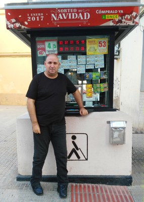 Joaquín Martínez Nieto posa delante de su quiosco de venta, en la Plaza de la Victoria en Melilla