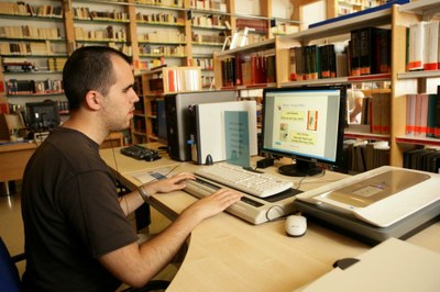 Joven afiliado en una biblioteca
