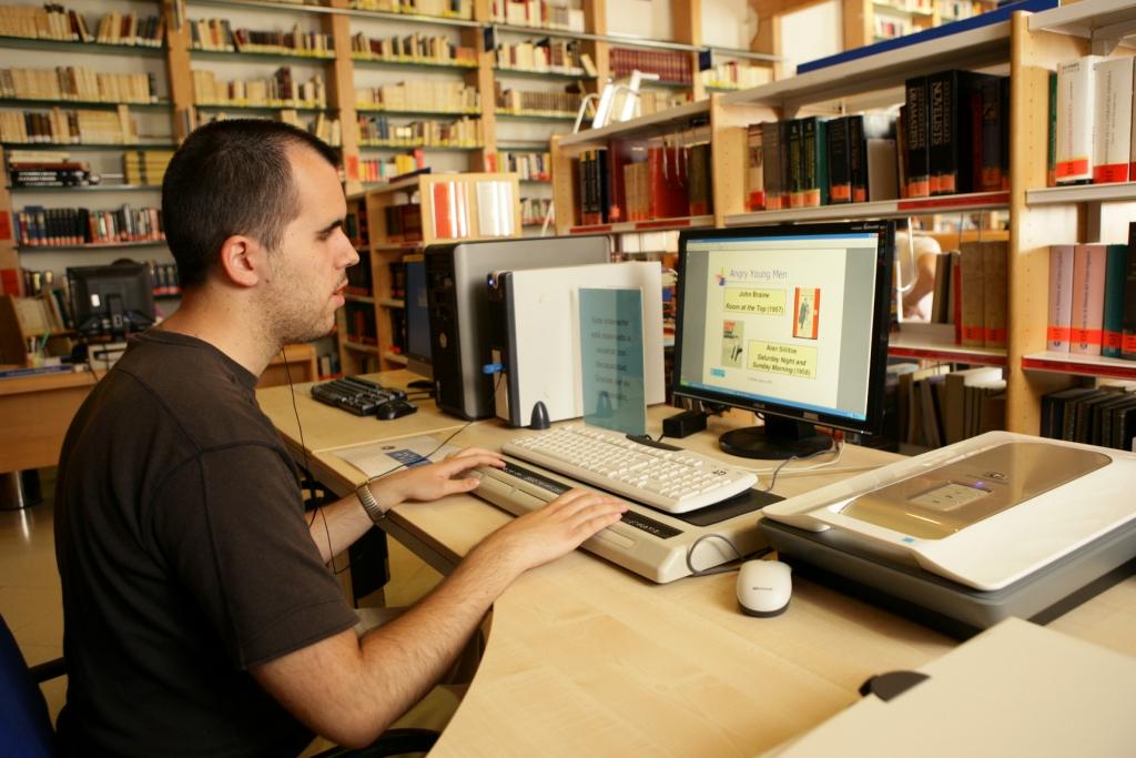 Joven afiliado en una biblioteca