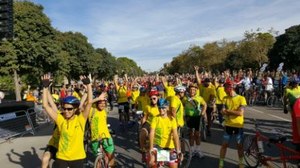 Los tandems de la ONCE, en cabeza, en el arranque de la marcha