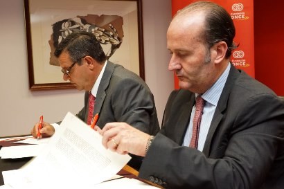 Martínez Donoso (a la izquierda) y José Luis Manglano rubrican el acuerdo