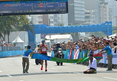 Alberto Suárez entra en meta en la segunda posición en la prueba de maratón