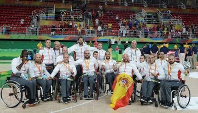 El equipo de baloncesto en silla festeja su medalla de plata