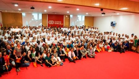 El equipo español posa con los trabajadores de Fundación ONCE en su visita a su sede al regreso de Río