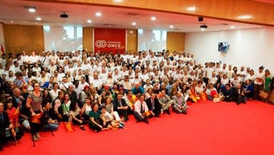 El equipo español posa con los trabajadores de Fundación ONCE en su visita a su sede al regreso de Río