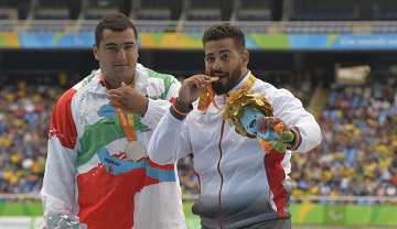 El lanzador Kim López (a la derecha) muerde su medalla de oro, la primera conquistada por nuestro equipo en Río