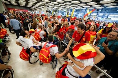 El público congregado saluda a los deportistas en el desembarco del vuelo
