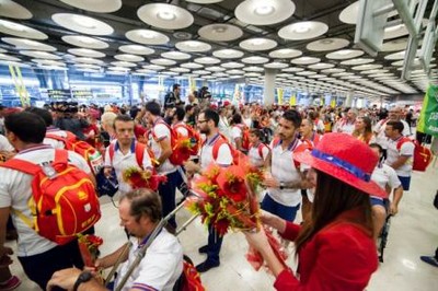 Extraordinario ambiente en la sala de 'Llegadas' de Barajas para recibir al equipo