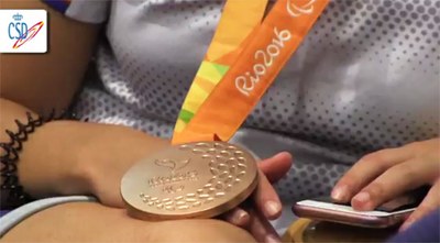 Foto detalle de la medalla de oro colgada del pecho de Teresa Perales