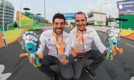 Ignacio Ávila y Joan Font, luciendo su medalla de plata