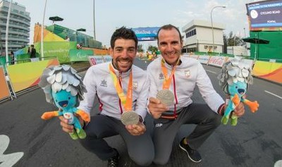 Ignacio Ávila y Joan Font, luciendo su medalla de plata