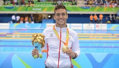 Israel Oliver luciendo una de sus medallas de oro