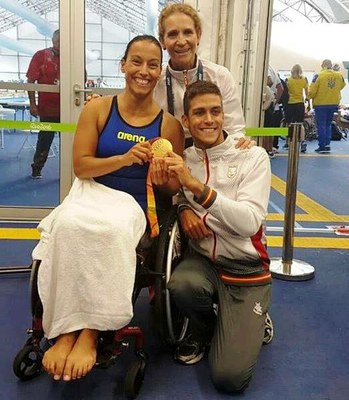 La infanta Elena con Teresa Perales e Israel Oliver, festejando sus triunfos en natación