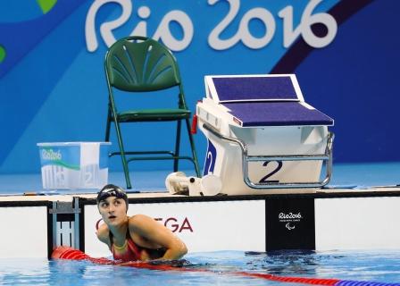 María Delgado, en la piscina, tras conquistar una de sus dos medallas de bronce
