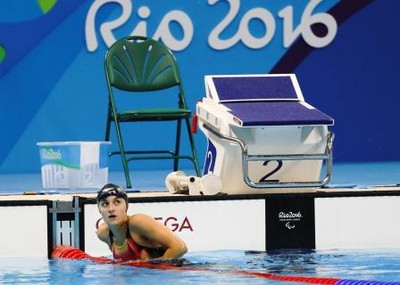 María Delgado, en la piscina, tras conquistar una de sus dos medallas de bronce