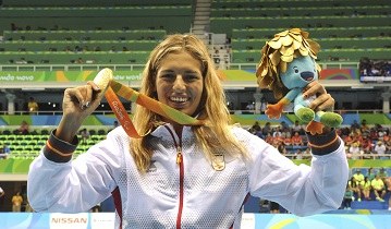 Michelle Alonso luce sonriente su medalla de oro