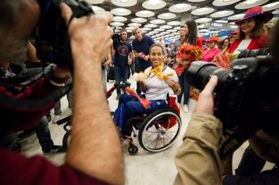 Teresa Perales, rodeada de fotógrafos y periodistas, muestra sus medallas