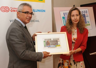 Patricia Sanz (a la derecha) y Carlos Izquierdo presentan el cupón del Día de las Personas Mayores