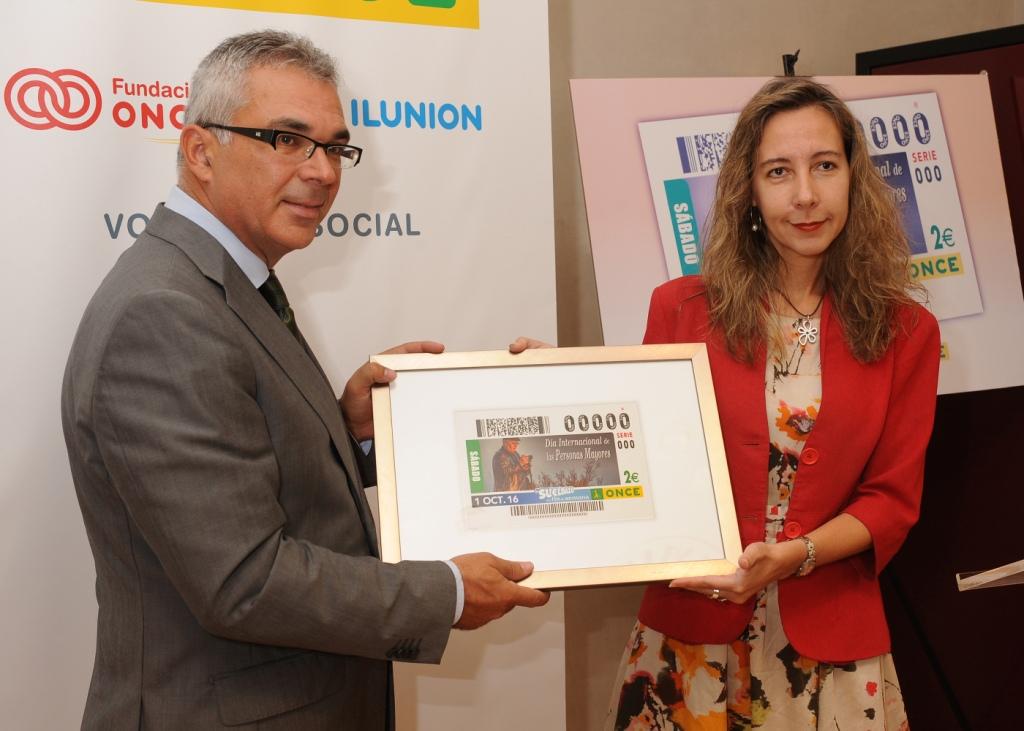 Patricia Sanz (a la derecha) y Carlos Izquierdo presentan el cupón del Día de las Personas Mayores