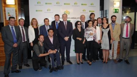 Responsables políticos e institucionales posan con los premiados tras la entrega de los galardones en Málaga