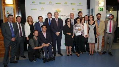 Responsables políticos e institucionales posan con los premiados tras la entrega de los galardones en Málaga