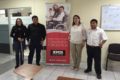 Mª Jesús Varela (segunda por la izquierda) junto a los empleados de Bac Credomatic