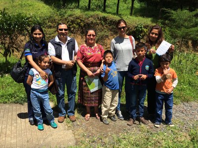 Amaya Granja junto a profesores y alumnos de la Escuela Oficial Urbana Mixta de Educación Especial "Valle del Durazno", ubicada en el Municipio de San Andrés Itzapa, Departamento de Chimaltenango (Guatemala)