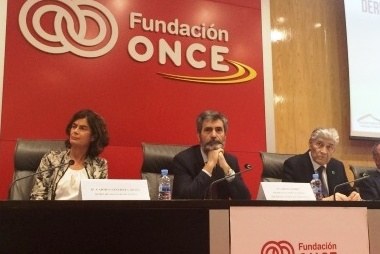 De izquierda a derecha:  Carmen Sánchez-Cortés, Carlos Lesmes y Luis Perales, en la sede de Fundación ONCE, donde se celebraron las jornadas
