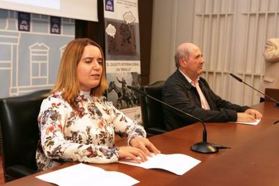 Dos lectores braille en la Biblioteca Nacional