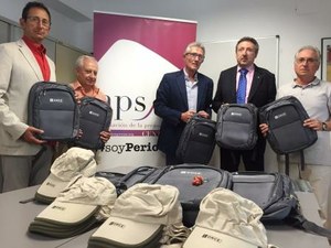 El delegado de ONCE Andalucía (segundo por la derecha), junto a los representantes de Periodistas Solidarios y de la APS