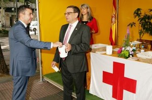 El vicesecretario general del Consejo General de la ONCE recauda en la mesa petitoria durante la jornada de la Cruz Roja