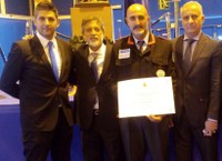 El vigilante, con su galardón, junto a sus compañeros de ILUNION Seguridad 