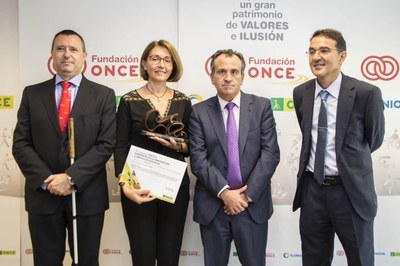 Encarnación Peláez (con su galardón), flanqueada por el delegado y el presidente del Consejo Territorial, y Andrés Ramos (a la derecha)
