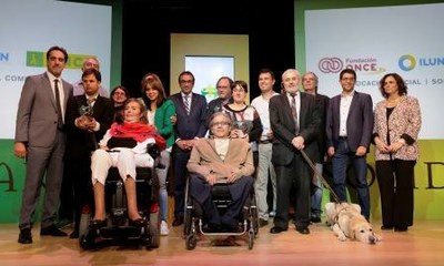 Foto de familia de autoridades, representantes de la ONCE y premiados, tras recoger sus galardones