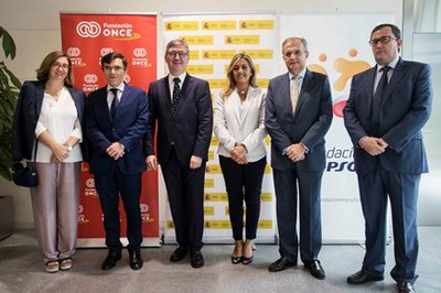 Foto de familia de los representantes de Fundación ONCE, Fundación Repsol y del Ministerio en la presentación de resultados