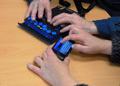 Interacción entre un smartphone y un terminal con línea braille, especialmente útil para la comunicación de y con personas sordociegas