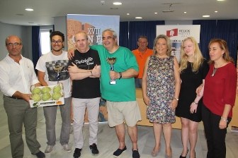 Los ganadores posan en Almuñécar con sus trofeos