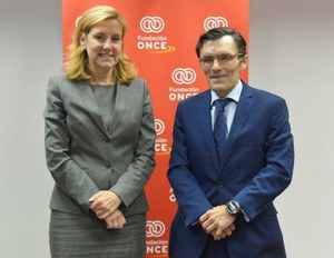 Marta Martínez (a la izquierda) y Alberto Durán, tras suscribir el acuerdo