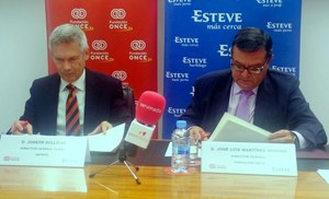 Martínez Donoso (a la derecha) y Joseph Sullivan rubrican el acuerdo