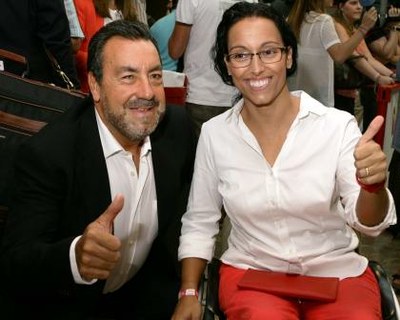 Miguel Carballeda, junto a la laureada nadadora con discapacidad, Teresa Perales, compartiendo el gesto de éxito de nuestro deporte paralímpico
