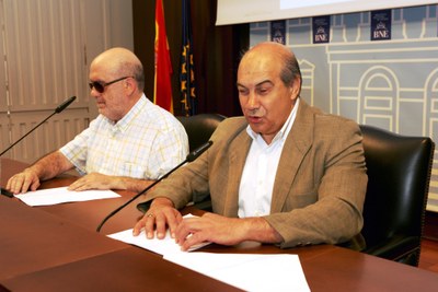 Otros dos afiliados, en este caso pensionistas de la ONCE, durante su intervención. A la derecha, Miguel Moreno, que dio inicio a la lectura 