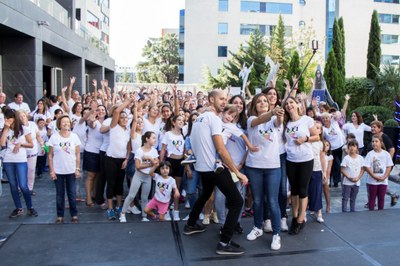 Participantes del flashmob haciéndose un selfie