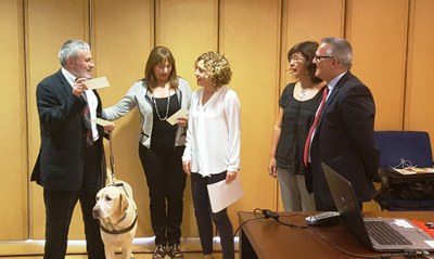 Pilar Basterrechea recoge, en Barcelona, el 2º premio de manos del delegado territorial catalán, Xavi Grau