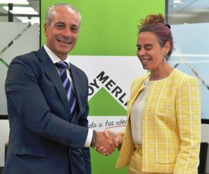 Virginia Carcedo y José Ramón Abad estrechan sus manos tras firmar el acuerdo