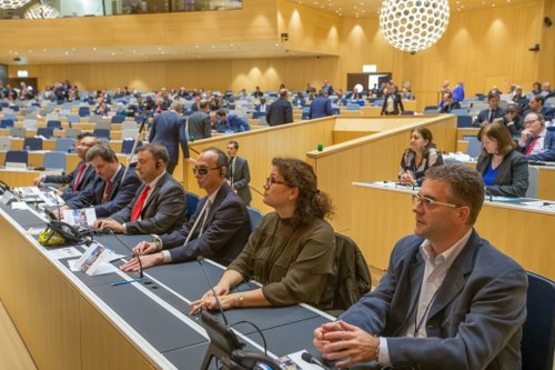 De derecha a izquierda: Paco Martínez, Bárbara Martín y Fredric Schroeder en la Asamblea de la OMPI 