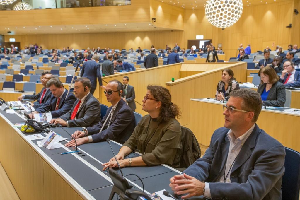 De derecha a izquierda: Paco Martínez, Bárbara Martín y Fredric Schroeder en la Asamblea de la OMPI 