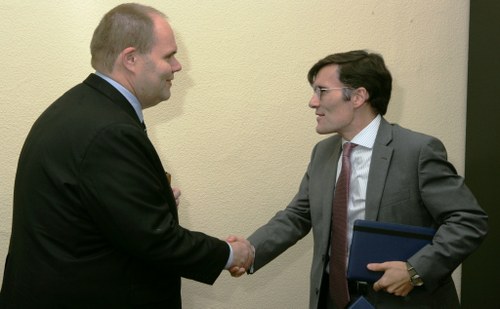 Olesen saluda a Alberto Durán