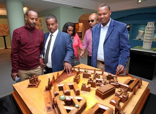 El presidente de la ENAB (segundo por la izquierda) junto al resto de la delegación etíope frente a una de las maquetas del Museo Tiflológico