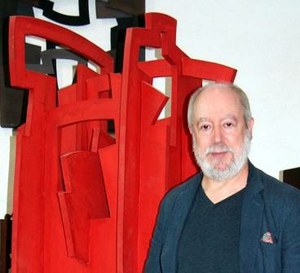 Iñigo Arregi y una de sus esculturas